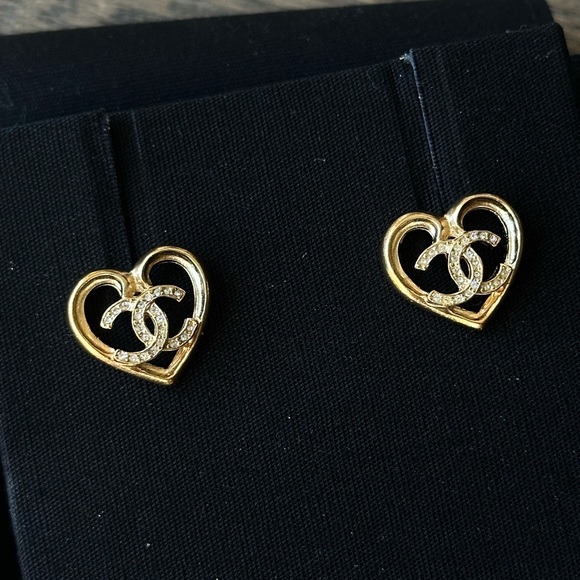 Chanel crystal cc logo heart stud earrings - Picture 2 of 5
